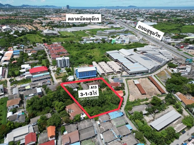 TEL:088-559 5199 คุณเอLine: https://line.me/ti/p/C0eGe0whLXด่วน!! ขายที่ดิน พร้อมสิ่งปลูกสร้าง ใกล้ตลาดนัดจตุจักรชลบุรี พื้นที่กว้างขวาง ด้านหลังมีพื้นที่ใช้สอยอีกมากรั้วล้อมครบทุกด้าน หน้าที่ดินติดถนนใกล้ ถนนสุขุมวิทขายเหมา 28.5 ล้านบาท (ค่าโอน 50/50)1,303 ตารางวา  ตารางวาละ ประมาณ 21,873 บาทพื้นที่ 3 ไร่ 1 งาน 3 ตารางวาพร้อมสิ่งปลูกสร้าง 2 อาคาร - บ้านพักอาศัย / โกดังเก็บของ ทำเลดี- ใกล้ตลาดนัดจตุจักร ชลบุ