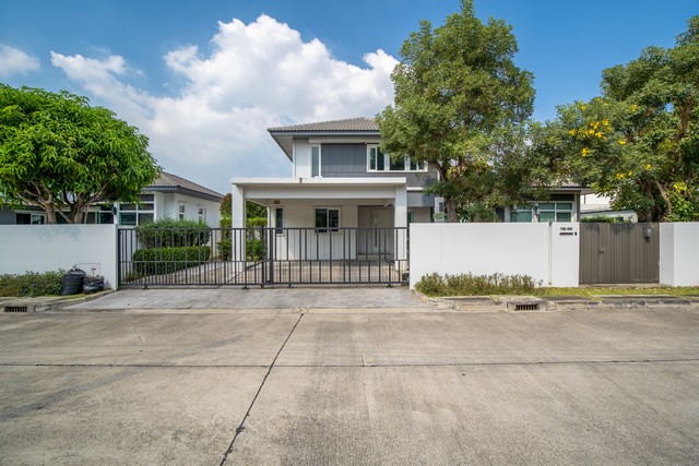 ให้เช่าทาวน์โฮม 3 ชั้น อ่อนนุช หมู่บ้านกลางเมือง สุขุมวิท77 เนื้อที่ 20 ตร.ว 178 ตร.ม 3 ห้องนอน 3 ห้องน้ำ มีแอร์ 3 ตัว  จอดรถในบ้านได้ 2 คัน