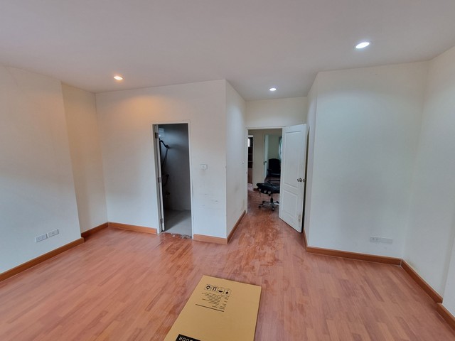 ให้เช่า ทาวน์โอม2ชั้นหลังมุม  บ้านกล้วย-ไทรน้อย  บางบัวทอง ราคา 9500 บาท