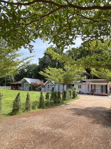 ขายที่ดินพร้อมสิ่งปลูกสร้าง พื้นที่เงียบสงบ มีเพื่อนบ้าน ไม่เปลี่ยว จังหวัดปราจีนบุรีที่ตั้ง : บ้านหนองแสง ตำบลนาแขม อำเภอกบินทร์บุรี จังหวัดปราจีนบุรีขนาดพื้นที่ : 2 ไร่ 1 งานรายละเอียด - มีบ้าน 3 หลัง พร้อมห้องนอนและห้องน้ำ ติดแอร์เรียบร้อยแล้ว 2 หลัง - มีห้องแถว 8 ห้อง  - มีน้ำ-ไฟ ครบพร้อมเข้าอยู่  - ที่ดิน ภทบ.5 สำรวจเรียบร้อยแล้ว กำลังรอการออกโฉนดที่ดินสถานที