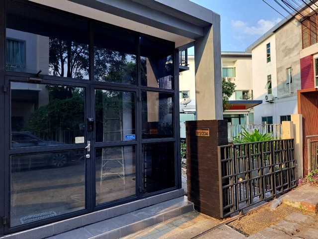 ให้เช่า ทาวน์โฮม 3 ชั้น โมทาวน์ (Motown) หลังมุมริมน้ำ ตรงข้ามเซ็นทรัลแจ้ง พื้นที่ 37.2 ตารางวา