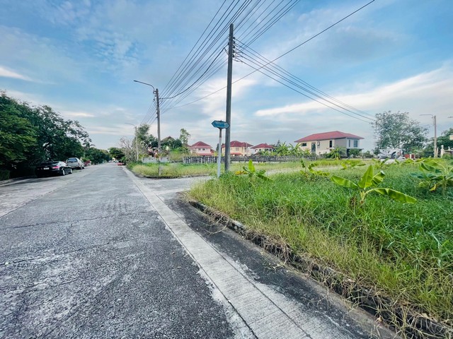 ขายที่ดิน 78.8 ตร.ว. แปลงมุม ติดถนน 2 ด้าน ม.ปัญญาเลคโฮม นิมิตรใหม่ 28 ตร.ว.ละ 22,000 บาทหน้ากว้าง 17 ม. ด้านที่ลึกที่สุด 17.5 ม. ที่ดินติดถนน 2 ด้าน อยู่หัวมุมซอย 37 เหมาะแก่การสร้างบ้านมีขายทั้งหมด 4 แปลง- ที่ดิน 1 แปลง 72.5 ตร.ว. หัวมุมถนนซอย 41 ทางด้านซ้าย- ที่ดิน 2 แปลงรวม 164.5 ตร.ว.แบ่งเป็น 78.5 ตร.ว. และที่ดิน 86 ตร.ว.หัวมุมถนนซอย 41 ทางด้านขวา- ที่ดิน 1 แปลง 78.8 ตร.ว. หัวมุมถนนซอย 37ราคา ตารางวาละ 22,000 บาท