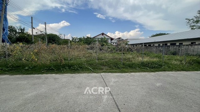 ขายที่ดิน ต.วัดเกต อ.เมืองเชียงใหม่ ขนาด 200 ตร.ว. แปลงหัวมุมติดถนน 2 ด้าน หน้ากว้างติดถนน 25 เมตร และ 32 เมตร ลึก 32 เมตร ทำเลดีมาก จากถนนสายหลักเข้าซอยเพียง 400 เมตร เหมาะสร้างบ้าน อพาร์ทเม้นท์ หรือดำเนินธุรกิจได้อีกหลากหลาย ใกล้โรงเรียนปรินส์เพียง 1.4 ก.ม. โรงพยาบาลแมคคอร์มิค 1.4 ก.ม. และตลาดไนท์บาร์ซ่าเพียง 3 ก.ม.ขาย 9,500,000 บาท(รหัสทรัพย์ 00158709) Contact Us+66 (0)88 268 2000info@acuterealtyconsultant.comLine Official : http://lin.ee/N9TaR0qAdd