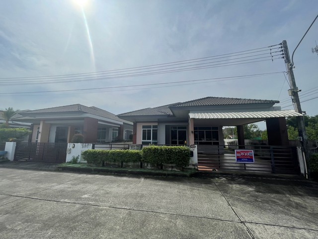 หมู่บ้านฉัตรทองพาวิลเลี่ยน 5 ถ.รักษ์พรุ อ.หาดใหญ่ จ.สงขลาเนื้อที่ 68.4 ตารางวา 3 นอน 2 น้ำ แถมแอร์ 4 ตัว  จอดรถได้ 2 คัน ราคา 3,500,000 บาท สถานที่ใกล้เคียงโรงเรียนหาดใหญ่ วิทยาลัย 2 (400 เมตร)สนามกีฬาเมืองหลักภาคใต้ (พรุค้างคาว) 300 เมตรแยกคลองหวะ 7 กิโลเมตรห้าง Central Hatyai 8 กิโลเมตรพิกัด https://maps.app.goo.gl/x8uDDGvkZMiTVdGg6สนใจติดต่อสอบถามเพิ่มเติมได้ครับคุณต้อ 0866192789 คุณต้น 0961187977Realtyone Estate Nakhon sri Thammarat(ในสังกัดสมาคมนา