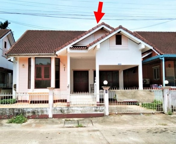   Code ID : PGSNI640062  ราคา  2,000,000  บาท ▸ เนื้อที่ 59.80 ตร.ว   พื้นที่ใช้สอย 103.12 ตร.ม.  * 3 ห้องนอน 2 ห้องน้ำ   * 1 ที่จอดรถ   บ้านหันไปทางทิศตะวันออกเฉียงเหนือ  พิกัดทรัพย์ : https://maps.app.goo.gl/QtzWX8DPv2PaZEwf9  สถานที่ใกล้เคียง ▸ใกล้  ที่ว่าการอำเภอพุนพิน ▸ใกล้  โรงเรียนพุนพินพิทยาคม ▸ใกล้  ตลาดสดศรีท่าข้าม ▸ใกล้  สถานีรถไฟสุราษฎร์ธานี  สอบถามเพิ่มเติม / นัดชม โทร. 097-419-5982(พลอย) โทร. 096-932-4624(ออมสิน) Line : @panaya (มี@ด้านหน้า)  ปรึกษ�