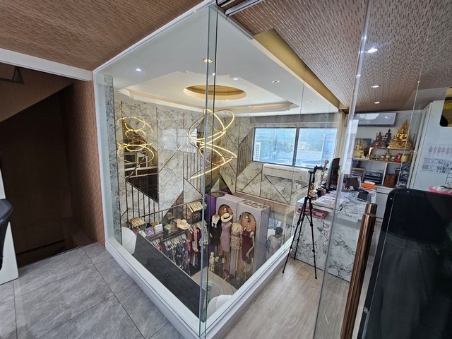 ขาย โฮมออฟฟิศ 3.5 ชั้น ดิสทริค เอกมัย  รามอินทรา ขนาด 23 ตร.วา หลังมุม