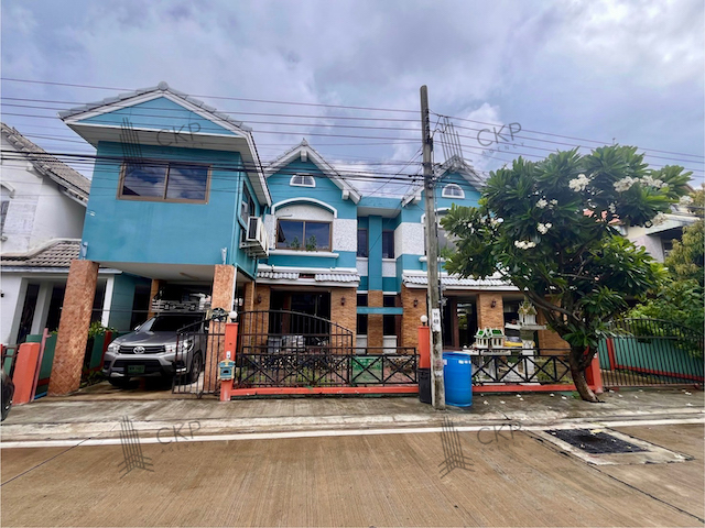 ขาย บ้านแฝด สวนเก้าแสน บางพลี 2 หลังติดกัน พื้นที่ใช้สอยกว้าง ใกล้ศูนย์การค้าหลายแห่ง ต.บางปลา อ.บางพลี สมุทรปราการ สนใจติดต่อสอบถามได้ค่ะรายละเอียด (Description)- ขนาด 76 ตร.วา- พื้นที่ใช้สอย 250 ตร.ม.- สูง 2 ชั้น- 8 ห้องนอน 4 ห้องน้ำการเดินทาง - ถนนเลียบคลองส่งน้ำสุวรรณภูมิ  750 เมตร- ถนนเทพารักษ์  1 กิโลเมตร- ถนนตำหรุ - บางพลี  6.5 กิโลเมตร- ถนนสุขุมวิท  10.2 กิโลเมตรสถานที่ใกล้เคียง (Nearby Places