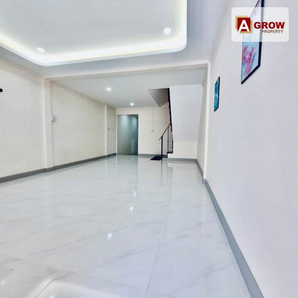 ม. มิตรประชาวิลล่า บางใหญ่-คลองถนน ติดสถานีรถไฟฟ้า บ้านพร้อมอยู่ รีโนเวทใหม่ ทำสีใหม่ภายในภายนอก