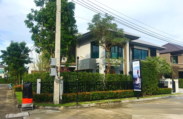 Mega Bangna สนามบินสุวรรณภูมิ หรือขาย 15.49 ล้านบาท 5นาที ให้เช่าบ้านเดี่ยว ใหม่ 69,999 B-M ไม่เคยอาศัย ใหญ่สุดของหมู่บ้าน Bangkok Boulevard เทพารักษ์-วงแหวน 110ตรว.  Mega Bangna 5mins Mansion house for rent new 69,999 B-M never lived in largest in the village Bangkok Boulevard Theparak-Wongwaen 110 sq.wa Suvarnabhumi Airport. or sell 15.49 Million Bahtถ. เทพารักษ์ ตำบลเทพารักษ์ อำเภอเมืองสมุทรปราการ สมุทรปราการ 10270- พื้นที่ 110 ตารางวา-4 ห้องนอน -4 ห้องน้ำ ไม่รวมห้องแม่บ้าน มีห้องแม่บ้านและห้องน้ำแยกต่างหาก-1 ห้อ�