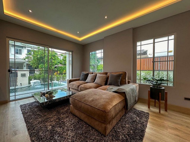 ขายบ้านเดี่ยว ติดทางด่วน และใกล้รถไฟฟ้าสถานีศรีเทพา มีสระว่ายน้ำส่วนตัว หมู่บ้านนันทวัน ศรีนครินทร์  ติดถนนใหญ่ศรีนครินทร์