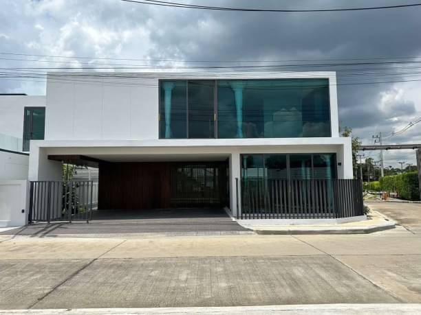 ราคาเริ่มต้นที่ 14.9 ล้าน (บ้านเปล่า) โซนสุเทพ บ้านสร้างใหม่ สไตล์โมเดิร์นสุดหรู มีทั้งหมด 3 หลัง ใช้วัสดุอย่างดี กันเสียงรบกวน