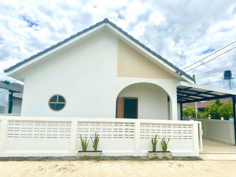 ขายบ้านใหม่ชั้นเดียว 43.4ตรว. 3นอน2น้ำ 1.999ลบ. ฟรีโอน ของแถม ประเมินเกิน ต.ชมภู อ.สารภี เชียงใหม่บ้านชั้นเดียว 3 ห้องนอน 2 ห้องน้ำ 1 ครัว 1 จอด 120 ตรม. ที่ดิน 43.4 ตรว.พิกัด : ต.ชมภู อ.สารภี จ.เชียงใหม่ราคาบ้าน  1,999,000 บาทโปรโมชั่นจอง 10,000 ลดเพิ่ม 100,000 บาท   (ราคาประเมิน 2,300,000 บาท)!!!!โอนภายในเดือน กันยายน  ค่าโอนฟรี !!!!ประตูด้านหน้าเป็นบานไม้สักแท้ตัวล็อกเป็นตัวดิจิตอลเพิ่มความปลอดภัยแถมฟรีป