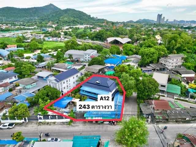 TEL : 061-979 5595 ดนิตาLine : https://line.me/ti/p/yxo92dHWP1รายละเอียดเนื้อที่ดิน 243 ตารางวา ด้านหน้าติดถนน 6 เมตร ที่ดิน ล้อมด้วยถนนสาธารณะ 3 ด้านมีอาคารปลูกสร้าง 2 ส่วน - บ้านพักอาศัย 5 ห้องนอน มีห้องน้ำในตัวทุกห้องโถงชั้น 1 และ โถงชั้น 2 กว้างขวาง- 2 ห้องแถว สำหรับทำค้าประตูรั้วบ้าน เป็นประตูอัตโนมัติ(ค่าใช้จ่ายวันโอนทั้งหมด คนละครึ่ง)ทำเลดี ใกล้ถนนสุขุมวิท , ห่างจากชายทะเลบางพระประมาณ 150 เมตร 