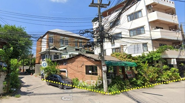 ขายธุรกิจเกสท์เฮ้าส์พร้อมอาคารพาณิชย์ ใกล้คูเมืองเชียงใหม่ ขนาดที่ดิน 120 ตร.ว. ลักษณะเป็นเรือนไม้ 2 ชั้น และตึก 5 ชั้น พื้นที่ใช้สอย 1,715 ตร.ม. มี 20 ห้องพัก พร้อมเฟอร์นิเจอร์และเครื่องใช้ไฟฟ้าครบ พร้อมดำเนินกิจการต่อได้ทันที เหมาะสำหรับซื้อเพื่อดำเนินกิจการต่อ ขาย 85,000,000 บาท (รหัสทรัพย์ 00154594) Contact Us+66 (0)88 268 2000info@acuterealtyconsultant.comLine Official : http://lin.ee/N9TaR0qAdd friend : acuterealtychiangmaihttps://www.acr-partner.com