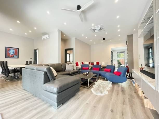 พูลวิลล่าสร้างใหม่ชั้นเดียว 26.9 ล้าน สไตล์โมเดิร์น หางดง ทั้งหลังมาพร้อมกับเฟอร์นิเจอร์ และบิ้วท์อินครบครัน ทําเลดี บรรยากาศร่มรื่น ปลอดภัย