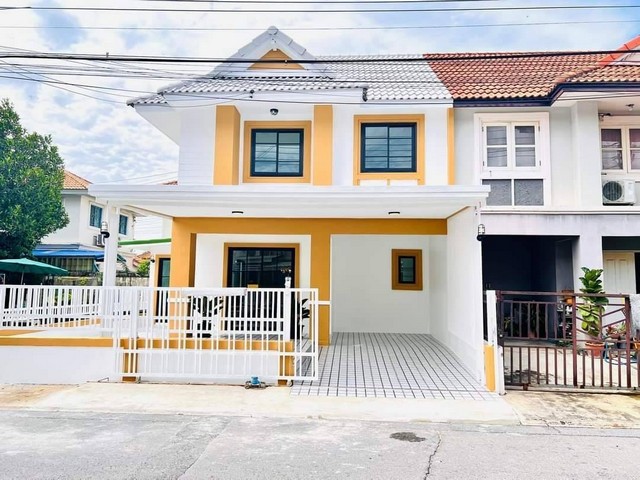 หลังนี้สวยจริงครับพร้อมอยู่ โครงการพฤกษา 21 ซอย3รหัสทรัพย์ p002  หลังมุมตกแต่งใหม่ บางใหญ่ จ.นนทบุรีพื้นที่  27 ตรว.4 ห้องนอน 2 ห้องน้ำ 1 ห้องครัวตกแต่งต่อเติมใหม่  จอดรถในบ้านได้ 1 คัน จอดนอกบ้านได้อีกหลายคัน ฟรีโอนฟรีดาวดำเนินการสินเชื่อฟรี            ราคาเพียง 2,790,000บาทยื่นเรื่องสินเชื่อให้ฟรีเช็ควงเงินก่อนกู้ได้ค่ะ สามารถนัดชมบ้านได้ทุกวันค่ะสนใจสอบถามรายละเอียดเพ