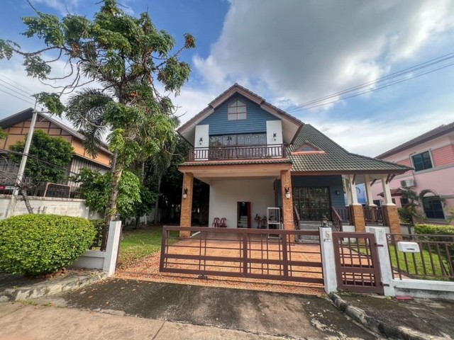 TEL:088-559 5199 คุณเอLine: https://line.me/ti/p/C0eGe0whLXขายบ้านเดี่ยว 2 ชั้น มบ.คันทรีโฮม 2 ศรีราชาแอร์ทุกห้องนอน+เฟอร์นิเจอร์+ผ้าม่านทั้งหลังใกล้ห้างเจปาร์ค / ดองกิราคาขาย 6.5 ล้าน(ค่าโอนผู้ขายรับผิดชอบ)เนื้อที่ 89 ตรว3 ห้องนอน 3 ห้องน้ำ 1 ห้องเก็บของด้านล่าง สามารถทำเป็นห้องนอนได้1 ห้องนั่งเล่น 1 ห้องอาหารต่อเติมพื้นที่ซักล้างต่อเติมห้องทำงานชั้นล่างสิ่งอำนวยความสะดวก- ระบบรักษาความปลอดภั