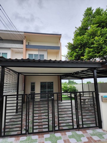 ขายบ้านแถวบางปะกง โซนมอเตอร์เวย์ ทาว์เฮ้า 2 ชั้น หมู่บ้านสิรารมย์พลัสมอเตอร์เวย์ ฉะเชิงเทรา หลังมุม เนื้อที่ใช้ซอยเยอะ ทำเลดี เดินทางสะดวกขาย 2,100,000 บาทเนื้อที่ 32.5 ตารางวา อยู่หัวมุม มีพื้นด้านข้างอากาศถ่ายเท เหมาะแก่การพักผ่อนมี 2 ห้องนอน 2 ห้องน้ำ ที่ตั้ง หมู่บ้านสิรารมย์พลัสมอเตอร์เวย์ต.ท่าสะอ้าน  อ.บางปะกง จ.ฉะเชิงเทราจุดเด่นโครงการ- ตอบครบทุกฟังก์ชั่นอ�