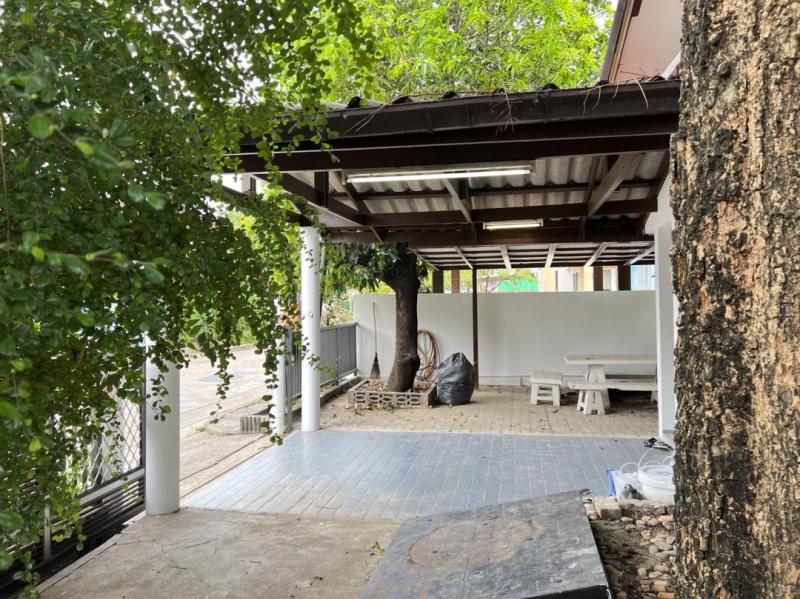 ให้เช่าบ้านเดี่ยวชั้นเดียว หมู่บ้านสัมมากร รามคำแหง110  เนื้อที่ 60 ตรว. พื้นที่ใช้สอย 120 ตารางเมตร 3 ห้องนอน 2 ห้องน้ำ ในหมู่บ้านมีตลาด