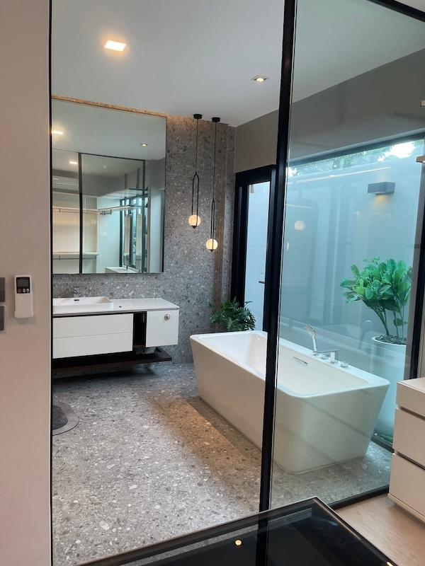 ขาย/ให้เช่าบ้านหรู 3 ชั้น ถนนกรุงเทพกรีฑา หมู่บ้านนันทวัน ขนาดที่ดิน: 102.1 ตร.ว. พื้นที่ใช้สอย: 380 ตร.ม.จำนวนห้อง: 4 ห้องนอน