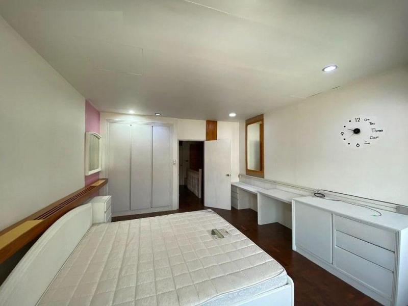 ให้เช่าทาวน์เฮ้าส์พร้อมเฟอร์นิเจอร์ ซอยลาดพร้าว130/1  ใกล้ๆเดอะมอลล์บางกะปิ พื้นที่ใช้สอย 132 ตร.ม เนื้อที่ 19 ตร.ว  มี 2 ห้องนอน 2 ห้องน้ำ