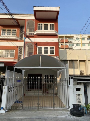 [H017]ให้เช่า 25k ทาวน์โฮม 3 ชั้น ลาดพร้าว 29 จันทรเกษม จตุจักร ใกล้สถานีรถไฟฟ้า ห่างจากปากซอยเพียง 200 เมตร ใกล้เลียบด่วน รัชดา และพระราม9 ทาวน์โฮม 3 ชั้น 23 ตร.วา พื้นที่ใช้สอย 160 ตร.ม 4 ห้องนอน 5 ห้องน้ำ ห้องโถงใหญ่รับแขก พื้นที่ทานอาหาร  1 ห้องครัว 1 ที่จอดรถ พร้อมเฟอร์นิเจอร์ เครื่องใช้ไฟฟ้าฟ้า แอร์ 5 ตัว เครื่องทำน้ำอุ่น  25,000.-/เดือน สัญญาขั้นต่ำ 1 ปี ค่าประกัน 2 เดือน ค่าเช่าล่ว�