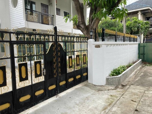 ขายบ้านเดี่ยว 2 ชั้น หมู่บ้านเกษมสำราญ 2 ขนาด 73 ตรว. บ้านเลขที่ 9 เลขมงคล รีโนเวทใหม่ สวยงาม น่าอยู่ที่ตั้ง : อยู่ในซอยปรีดีฯ14 ประมาณ 2 กม. ซอยย่อยมีสุวรรณ 16 และซอยหมู่บ้านเกษมสำราญ 14 แขวงคลองตันเหนือ เขตวัฒนา กรุงเทพมหานคร 10110รายละเอียด- เนื้อที่ 73 ตารางวา- พื้นที่ใช้สอย 300 ตรม. - 3 ห้องนอน 3 ห้องน้ำ - จอดรถได้ 4 คัน เหมาะสำหรับทำสำนักงาน หรืออยู่อาศัย- บ้านเลขที่ 9 เลขมงคลตา�