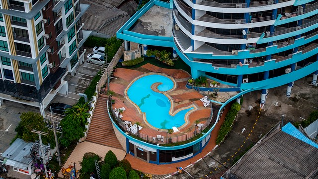 ให้เช่าคอนโดรอยัลซีพาเลขชั้น 6ขนาด 79 ตรม. 2 ห้องทะลุเข้าหากัน1 ห้องนอน 2 ห้องน้ำราคา 6.59 ล้านบาทเช่า 25,000 บาท สัญญา 1 ปีพร้อมเฟอร์นิเจอร์ครบ หิ้วกระเป๋าเข้าอยู่ได้ทันทีติดทะเลบางแสน วิวทะเลสุด 180 องศามองออกมาเห็นทะเลสุดลูกหูลูกตา บรรยากาศดีมากเหมาะกับการเป็นบ้านพักตากอากาศหรือซื้อเก็บเป็นทรัพย์สินทำเลแบบนี้ปัจจุบันหายากแล้วเดินทางง่าย เข้ากรุงเทพก็สะดวกพ