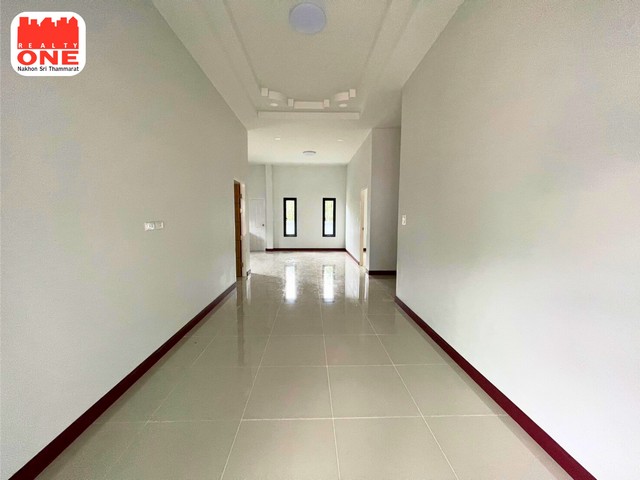 บ้านแฝด โครงการ โมเดิร์นทาวน์ ห่างจาก สะพานข้ามแยกหนองหว้า 1.9 กิโลเมตร พิกัด ต.ชะมาย อ.ทุ่งสง จ.นครศรีธรรมราช