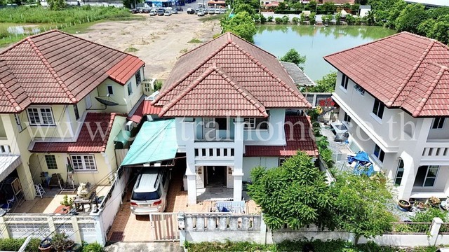 รหัสทรัพย์&nbsp;&nbsp;N0107บ้านเดี่ยว หมู่บ้านสินธร รังสิต - ปทุมธานี&nbsp;&nbsp;ถูกที่สุดในโครงการที่ตั้ง :&nbsp;หมู่ที่ 3&nbsp;ต.บางพูน&nbsp; อ.เมือง จ.ปทุมธานี 12000&nbsp;&nbsp;รายละเอียดทรัพย์- บ้านเดี่ยว&nbsp;2&nbsp;ชั้น, ขนาดพื้นที่&nbsp;45 ตารางวา,&nbsp;พื้นที่ใช้สอย 180 ตารางเมตร- 4&nbsp;ห้องนอน, 2&nbsp;ห้องน้ำ, 1&nbsp;ห้องอเนกประสงค์, 1 ห้องครัว, 1 ห้องรับแขก, 2 จอด- พื้นกระเบื้อง, ผ้าม่าน , เหล็กดัด-&nbsp;เดินทางสะดวก ติดถนนใหญ่ มีรถป