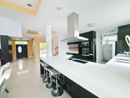 บ้านเดี่ยว 2 ชั้น อนาวิลล์ 136 ตร.ว. ซอยอนาวิลล์ 1 ถนนฉลองกรุง 44  แขวงลำปลาทิว เขตลาดกระบัง กรุงเทพมหานคร