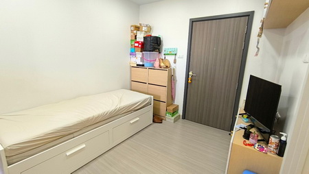 รหัสทรัพย์ : L#25841 (L081625)ศุภาลัยซิตี้รีสอร์ท จรัญฯ 91  คอนโดพร้อมอยู่ บนถนนจรัญสนิทวงศ์  ฝั่งตรงข้ามโรงพยาบาลยันฮี  ใกล้สถานี MRT บางอ้อ เพียง 190 เมตร    ขายด่วน !  ห้อง 1 Bedroom พร้อมอยู่   Tower 3  ชั้น 8  ระเบียงฝั่งทิศเหนือ วิวโล่ง  ขนาดห้อง  34.91  ตารางเมตร  1 ห้องนอน   1 ห้องน้ำ   1 ครัวปิด  1 ระเบียง  พิเศษ !  ทำตู้เสื้อผ้าบิวท์อินในห้องนอน  และตู้แขวนผนังในห้องครัวเพิ่ม    โครงการสวย น่าอยู่ สร้