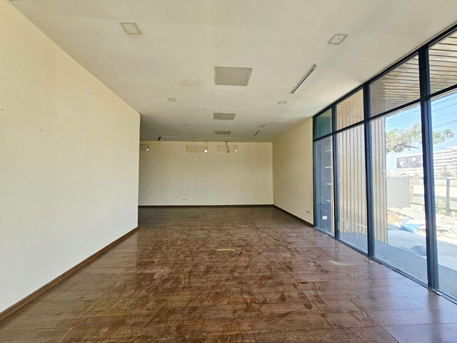 ติดถนนใหญ่ กรุงเทพกรีฑา เฉลิมพระเกียรติ ให้เช่า โชว์รูม โกดัง พร้อม ทาวน์เฮ้าส์  10นอน 4น้ำ เทเลอร์เข้าได้ มอเตอร์เวย์