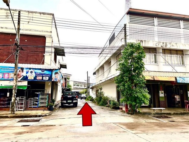 ขายที่ดินพร้อมสิ่งปลูกสร้าง  ตั้งอยู่บน ถ.ภิรมย์ ใจกลางเมือง กาฬสินธุ์  ที่ตั้ง :  ถนนภิรมย์ ตำบลกาฬสินธุ์ อำเภอเมืองกาฬสินธุ์ จังหวัดกาฬสินธุ์ 46000ขนาดพื้นที่  50 ตารางวารายละเอียดขายที่ดินพร้อมสิ่งปลูกสร้าง  ตั้งอยู่บน ถ.ภิรมย์ ใจกลางเมือง กาฬสินธุ์  ทำเลทอง อยู่ในย่านคลินิคแพทย์ เกือบ 18 คลินิค    เดินเข้าซอย ระหว่างร้านเอี่ยมฮวด และแจใจช็อปเปอร์ทาวน์  20 เมตร ใ