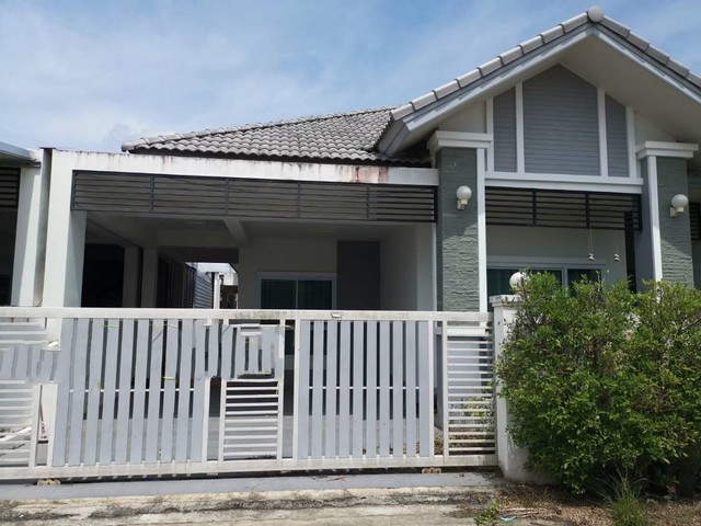   Code ID : PGSNI-LB-A-650048  ราคา 3,000,000   บาท ▸ เนื้อที่ 63 ตร.ว   พื้นที่ใช้สอย 164.81 ตร.ม.  * 3 ห้องนอน 2 ห้องน้ำ   * 1 ที่จอดรถ   บ้านหันไปทางทิศตะวันตกเฉียงเหนือ  พิกัดทรัพย์ : https://maps.app.goo.gl/7JgDibtMdYKub2wg6  สถานที่ใกล้เคียง ▸ใกล้  เซ็นทรัล สุราษฎร์ธานี ▸ใกล้  มหาวิทยาลัยราชภัฏสุราษฎร์ธานี ▸ใกล้  โรงพยาบาลสุราษฎร์ธานี ▸ใกล้  โลตัส สุราษฎร์ธานี  สอบถามเพิ่มเติม / นัดชม โทร. 097-419-5982(พลอย) โทร. 096-932-4624(ออมสิน) Line : @panaya (มี@ด้านห