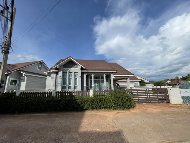  Code ID : PGSNI-LB-A-650038  ราคา 4,130,000   บาท ▸ เนื้อที่ 74.90 ตร.ว   พื้นที่ใช้สอย 137.75 ตร.ม.  * 3 ห้องนอน 2 ห้องน้ำ   * 2 ที่จอดรถ   บ้านหันไปทางทิศตะวันตกเฉียงใต้  พิกัดทรัพย์ : https://maps.app.goo.gl/RuHQr8dunFWXpeZr6  สถานที่ใกล้เคียง ▸ใกล้  โรงพยาบาลสุราษฎร์ธานี ▸ใกล้  โลตัส สุราษฎร์ธานี ▸ใกล้  ดูโฮม สุราษฎร์ธานี   ▸ใกล้  เซ็นทรัล สุราษฎร์ธานี  สอบถามเพิ่มเติม / นัดชม โทร. 097-419-5982(พลอย) โทร. 096-932-4624(ออมสิน) Line : @panaya (มี@ด้านหน้า)  ปรึกษาสิ�