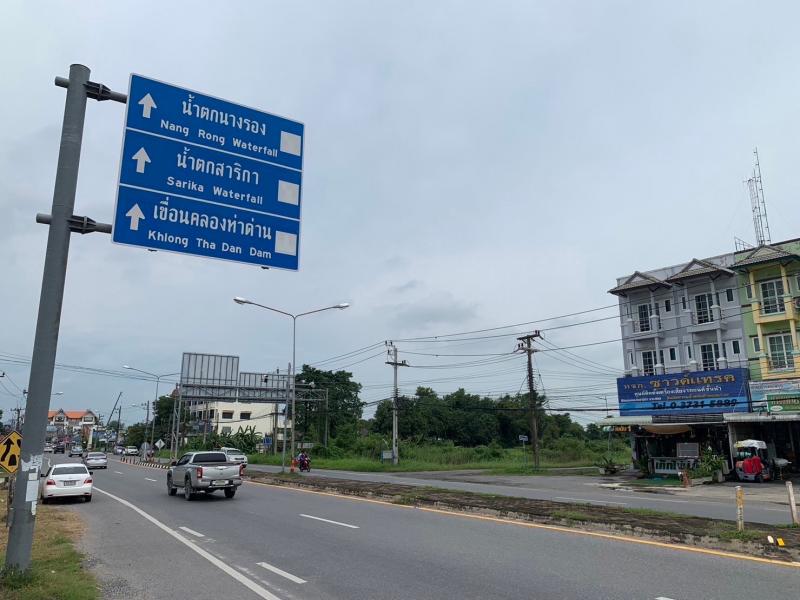 #ขายที่ดินติดถนนราชพฤกษ์ ใกล้ร้านอาหารมาเรีย ก่อนถึง ร้านอุ่นไอดิน ถ.ราชพฤกษ์ ตำบล บางรักน้อย อำเภอเมืองนนทบุรี นนทบุรี เนื้อที่ดินจำนวน  3 ไร่  ทางเข้าหน้ากว้างประมาณ 15 เมตร #ราคา ตารางวาละ 130,000 บาท( เอกสารโฉนดพร้อมโอน ค่าโอนคนซื้อคนขายออกคนละครึ่ง )*ทำเลดี พื้นที่สวย ย่านธุรกิจ ย่านล้านอาหาร เช่น ร้านอุ่นไอดิน แสงจันทร์ราชพฤกษ์ ฯลฯ *การคมนาคมสะดวก ติดถนนราชพ