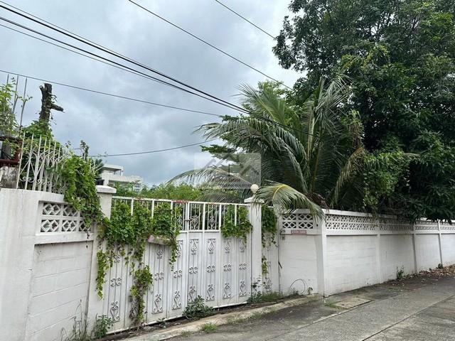 ขายที่ดิน 115ตรว.ย่านเอกมมัยสุขุมวิท65ซอยปรีดีพนมยงค์15 ที่ดินปรับแล้วเหมาะสร้างบ้าน หรือลงทุนราคาขาย 29,900,000 บาท ( ราคา 260,000 บาท / ตรว.)ที่ตั้ง ถนนสุขุมวิท 65 ซอยปรีดีพนมยงค์ 15 แขวงพระโขนงเหนือ เขตวัฒนา กรุงเทพมหานคร 10110ติดต่อ : คุณภัสพงณ์ 063-409-8164Line : deedaa23เนื้อที่ 115 ตารางวา กว้าง 18 เมตร ลึก 23.4 เมตรเหมาะสำหรับสร้างบ้าน Super Luxury ขนาดใหญ่ สร้างได้ 4 ชั้น 600 ตรม.ที่ดินปรับแล้ว อยู่ในซอยที่ป