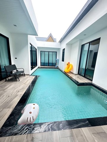 ขายบ้านพลูวิลล่าราคาถูกผ่อนตรงได้ #ผ่อนตรงบ้านทาวเฮ้าส์ ทุ่งกลมตาลหมัน พัทยา ต.หนองปรือ อ.บางละมุง จ.ชลบุรีรหัส TTR 1860สามารถผ่อนตรงกับเจ้าของได้⭐️วางดาวน์ 1,500,000 บาท⭐️ผ่อนขั้นต่ำเดือนละ 100,000 บาท⭐️ดอกเบี้ย 6.5% ระยะเวลา 3 ปี❇️เนื้อที่ 123 ตารางวา❇️4 ห้องนอน 5 ห้องน้ำ❇️2 ห้องนั่งเล่น 1 ห้องครัวไทย 1 ห้องครัวยุโรป❇️สระว่ายน้ำส่วนตัว❇️พร้อมเฟอร์นิเจอร์#ขายบ้านผ่อนตรงกับเจ