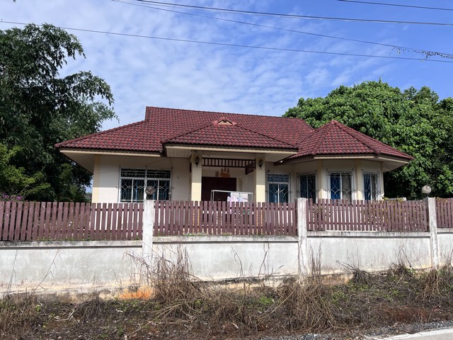   Code ID : PGSNI-LB-A-650059  ราคา  2,940,000  บาท ▸ เนื้อที่ 3 งาน 99.80 ตร.ว    บ้านหลังที่ 1 พื้นที่ใช้สอยรวม 158.65 ตร.ม.    ▸ 2 ห้องนอน 3 ห้องน้ำ     ▸ 2 ที่จอดรถ     บ้านหลังที่ 2  พื้นที่ใช้สอยรวม 72.96 ตร.ม.    ▸ 1 ห้องนอน 1 ห้องน้ำ     ▸ 1 ที่จอดรถ   บ้านหันไปทางทิศตะวันออกเฉียงเหนือ  พิกัดทรัพย์ :  https://maps.app.goo.gl/fw5U4Ah1RphfBJqv7  สถานที่ใกล้เคียง ▸ใกล้  สถานีรถไฟสุราษฎร์ธานี ▸ใกล้  ตลาดสดศรีท่าข้าม ▸ใกล้  ที่ว่าการอำเภอพุนพิน ▸ใกล้  ท่�