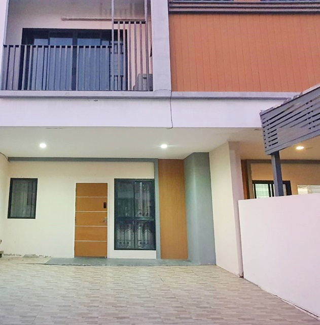 เฟอร์ครบ ซัมมิท วินมิลล์ กอล์ฟ โต๊ะตู้เตียง เมกะบางนา 1.5 กม.ให้เช่าบ้าน บางนา ติดบุญถาวร 3นอน 3น้ำ 22ตรว. 150ตรม. 14,999 บาทต่อเดือนFully fur Mega Bangna 1.5km. Summit Windmill Golf house for rent Bangna Boonthavorn 3bed 3bath 22sq.wa 150sq.m 14,999 b-m3 ห้องนอน3 ห้องน้ำ ห้องรับแขก ห้องเก็บของ2 ที่จอดรถโต๊ะตู้เตียงตู้เย็นเคาน์เตอร์ครัวภายในบ้านครัวภายนอกและลานซักล้าง (มีหลังคา)สถานที่ใกล้เคียงแยก - ทุ่งเศรษฐี ( 2.9 กม.) เฉลิมพระเกียรติฯ 28 แยก 14 (  3.6 กม.)โ