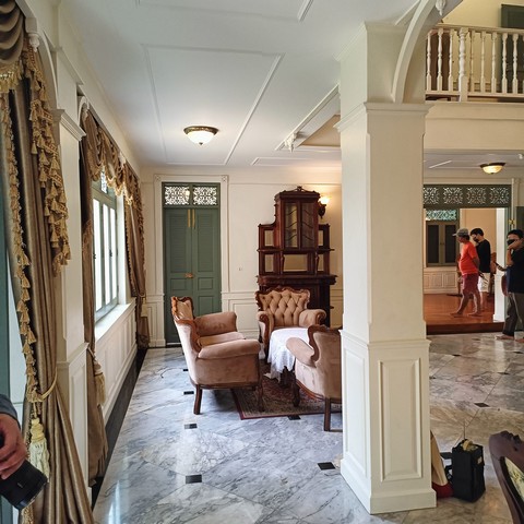 ขายบ้านโคโลเนียลสุดหรู เนื้อที่ 3 ไร่ครึ่ง มีบ้าน 3 หลัง เคยใช้ถ่ายละครหลายเรื่อง ตกแต่งอลังการ อ.กระทุ่มแบน จ.สมุทรสาคร