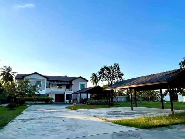 TEL:088-559 5199 คุณเอLine: https://line.me/ti/p/C0eGe0whLXขายที่ดิน ติดถนน เข้าอยู่ทำธุรกิจต่อได้เลยบ้านพร้อมรวมกับสิ่งปลูกสร้าง สาธารณูปโภคครบ ตะเคียนเตี้ย บางละมุง ชลบุรีที่ดินพื้นที่ขนาด 6 ไร่ 2 งาน 98 ตรว.ราคา 45 ล้านบาท เท่านั้นค่าโอน 50/50- ทำธุรกิจ หอพักได้เลย พร้อมทั้งธุรกิจ โกดังให้เช่า ลานจอดรถพักรถ ฯลฯ- ติดถนนใหญ่ 3 นาที ถึงมอเตอร์เวย์- บ้านพักอาศัย 2 ชั้น 5 ห้องนอน 5 ห้องน้ำ- ออฟฟิศ สำนักงา