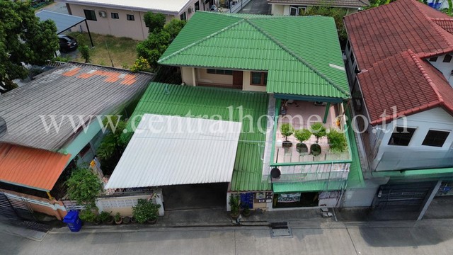 รหัสทรัพย์  5132บ้านเดี่ยว พร้อมที่ดิน หมู่บ้าน จรรยานิเวศน์ ซ.แจ้งวัฒนะ-ปากเกร็ด 35 ถนนเมน ห่างจากถนนแจ้งวัฒนะ เพียง 230 เมตรที่ตั้ง ถนนแจ้งวัฒนะ ตำบลปากเกร็ด อำเภอปากเกร็ด จังหวัดนนทบุรี 11120รายละเอียดทรัพย์  - บ้านเดี่ยว 2 ชั้น ขนาดพื้นที่ 60 ตารางวา พื้นที่ใช้สอย 400 ตารางเมตร- 5 ห้องนอน, 1 ห้องรับแขก, 2 ห้องน้ำ, 4 ที่จอดรถ- แอร์ 3 เครื่อง- หน้าบ้านหันไป