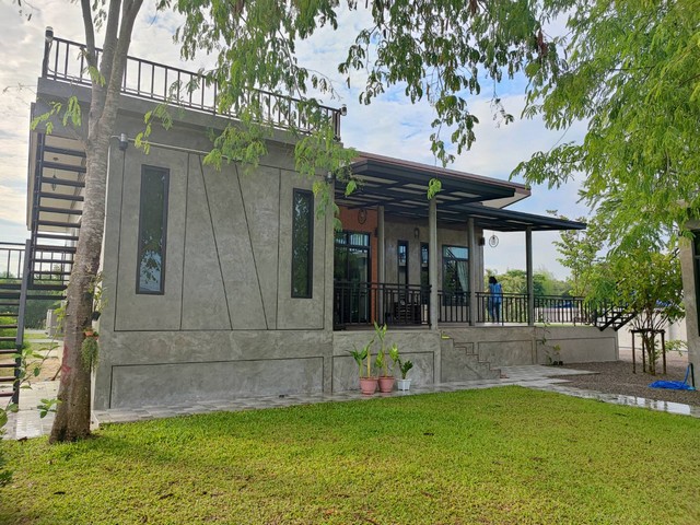 ขายบ้านเดี่ยวชั้นเดียว 278 ตรว อ.ท่ายาง จ.เพชรบุรี ใกล้อุทยาน แก่งกระจาน หาดชะอำที่ตั้ง ต.ท่าไม้รวก อ.ท่ายาง จ.เพชรบุรี ติดถนนสาย แก่งกระจานรายละเอียด- บ้านชั้นเดียวสไตล์รีสอร์ท ดาดฟ้านั่งเล่นได้ สร้างครัวห้องทานอาหารกาแฟอีก1 หลัง ด้านหน้าตัวบ้าน- 3 ห้องนอน 3 ห้องน้ำ 1 ห้องนั่งเล่น- 1 ห้องทานอาหาร 1 ห้องครัว- ระเบียงขนาดใหญ่ พร้อมดาดฟ้า เป้นที่นั่งเล่น- พื้นที่ใช้�