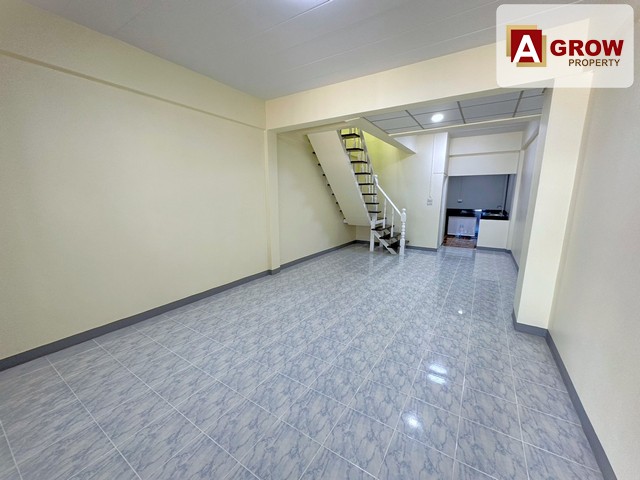 ม.กิตตินคร บางบ่อ บ้านรีโนเวท ปูกระเบื้องใหม่ ทำหลังคาโรงจอดรถใหม่ ทำห้องครัวใหม่พร้อมซิ้งและเคาร์เตอร์ห้องครัว