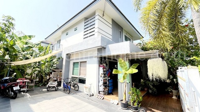 รหัสทรัพย์  5230บ้านเดี่ยว สินทวี2 เทียนทะเล20 บางขุนเทียน พระราม2 ที่ตั้ง : เทียนทะเล 20 ถนนบางขุนเทียน-ชายทะเล แสมดำ บางขุนเทียน กทม.รายละเอียดทรัพย์- บ้านเดี่ยว 2 ชั้น เนื้อที่ 50.6 ตารางวา  พื้นที่ใช้สอย ประมาณ 120 ตร.ม. - 3 ห้องนอน 3 ห้องน้ำ 1 ห้องครัว 1 ห้องทำงาน 2 ที่จอดรถ- แอร์ 4 เครื่อง  - ตู้วางทีวี- พื้นกระเบื้องแกรนิตทั้ง 2 ชั้น - ติดวอลเปเปอร์