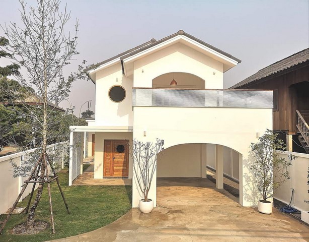 ขาย บ้านเดี่ยว Minimal Japanese อ.สารภี  เชียงใหม่ ชุมชนน่าอยู่ เพื่อนบ้านน่ารัก บ้านอยู่สบายมาก เจ้าหน้าที่ท้องถิ่นดูแลชุมชนเป็นอย่างดี ไม่มีค่าส่วนกลางใด ดูแลและรับรองการก่อสร้างโดย วิศวกรมืออาชีพที่ตั้ง: ต.ขัวมุง อ.สารภี จ.เชียงใหม่รายละเอียด                  - ขนาดที่ดิน 66 ตรว. พื้นที่ใช้สอยเกือบ 200 ตรม.- 3 ห้องนอน - 2 ห้องน้ำ - 1 ห้องโถงพร้อมโซนรับประทานอาหาร- 1 ห้องครัว - 1 ห้องเอนกป