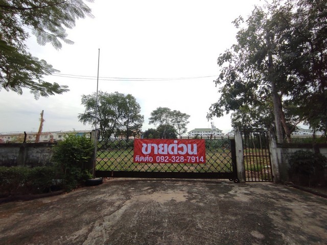 ขายที่ดินลำลูกกาคลอง 2 ขนาด 1-0-50 ไร่รายละเอียด- ที่ดินเปล่าถมแล้ว ขนาด 1-0-50 ไร่- อยู่ซอยลำลูกกา 11 ตรงข้ามโรงเรียนประสานมิตร- กว้าง 60 เมตร ลึก 29 เมตร- ผังเมือง เหลือง (ปทุมธานี) เหมาะสร้างบ้านอาศัย- ราคา 9,000,000 บาท (20,000 บาท/ตรว.)- ติดทางสาธารณะ ถนนหน้าที่ดินประมาณ 6 เมตร- เข้า-ออกได้ 2 เส้นทาง ทั้งถนนลำลูกกา 11 และถนนรังสิต-นครนายก 46สถานที่ใกล้เคียง- BTS คูคต 5 กม.- ตรงข้ามโรงเรียนประสา