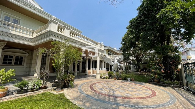 ขายบ้านเดี่ยวสุดหรู 2หลัง ย่านบางแวก กาญจนาภิเษก ใกล้เดอะมอลล์ บางแค หมู่บ้านศศิมณฑล  ถ.บางแวกที่ตั้ง: ถ.บางแวก บางแค กรุงเทพมหานคร- Ref.42975 - เนื้อที่ 432 ตรว. พื้นที่ใช้สอย 450 ตรม.- มีบ้านเดี่ยวหลังใหญ่ 2 หลัง มีโถงทางเดินเชื่อมกัน - 5 ห้องนอน 5 ห้องน้ำ และสระว่ายน้ำ จอดรถได้ 2-4 คัน เหมาะสำหรับลงทุน อยู่อาศัย สถานที่ใกล้เคียง - MRT สถานีหลักสอง - เดอะมอลล์ บางแค - ตลาดสนามหลวง 2 - 